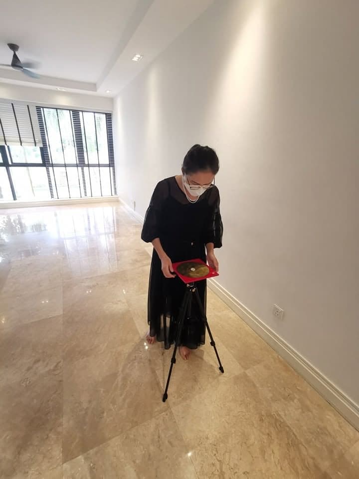 Jessica 在空置单位内以三脚架上的罗盘量测方位